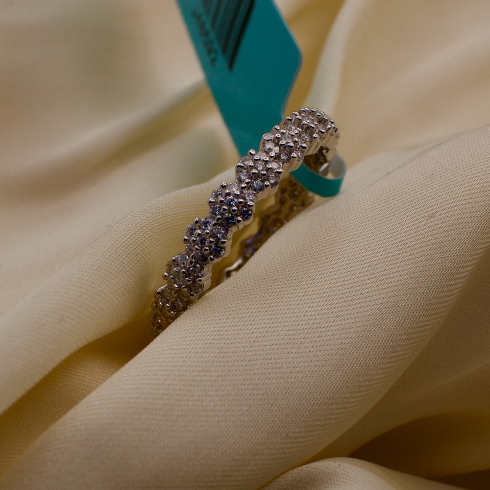 Size 8 women’s ring Silver Diamond Band Ring
